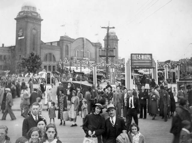 1930s vintage photo in 1937 of the Toronto CNE crowd photo. Super 1930s fashions on display. 