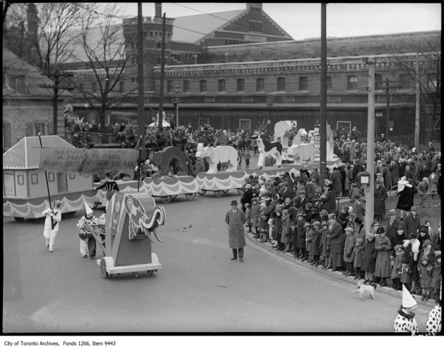1920s Vintage Photo: Eaton's Santa Claus Parade, Noah's ark & animals. - November 20, 1926