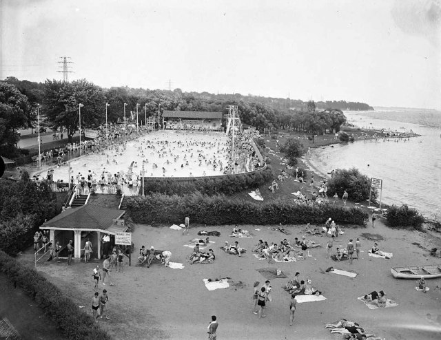 1940s vintage photo of the Sunnyside Pool and Beach 