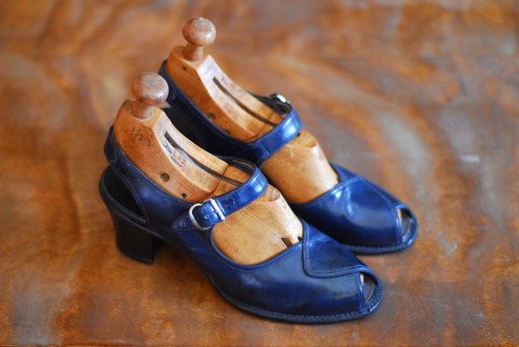 1940s vintage shoes for women -peep toe 1940s shoes in blue. 